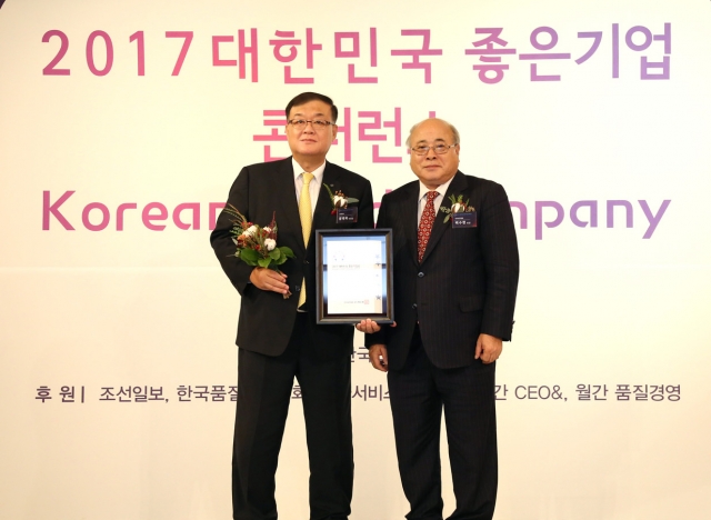 신한은행은 한국표준협회가 주관하는 ‘2017 대한민국 좋은 기업’ 조사에서 은행 부문 4년 연속 1위 기업으로 선정돼 지난 21일 서울 소공동 롯데호텔에서 인증패를 받았다. 왕태욱 신한은행 부행장(왼쪽)과 백수현 한국표준협회장(오른쪽)이 기념촬영을 하고 있다. 사진=신한은행 제공