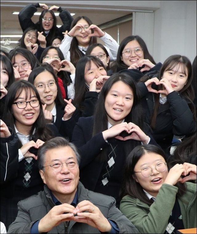 포항여고를 방문한 문재인 대통령. 사진=연합뉴스 제공