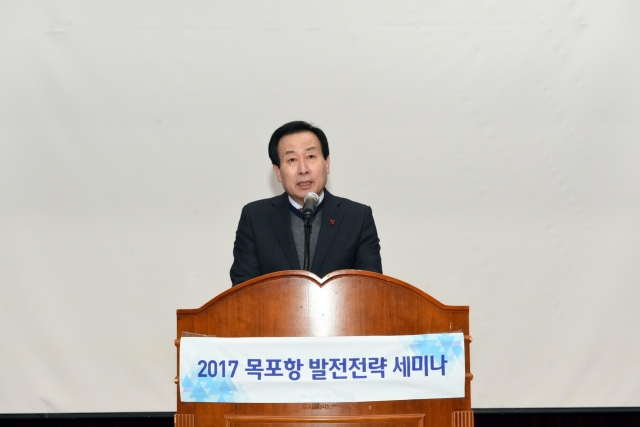 박홍률 목포시장이 23일 개최된‘목포 개항 120주년 기념, 2017 목포항 발전전략 세미나’에서 강연하고 있다.