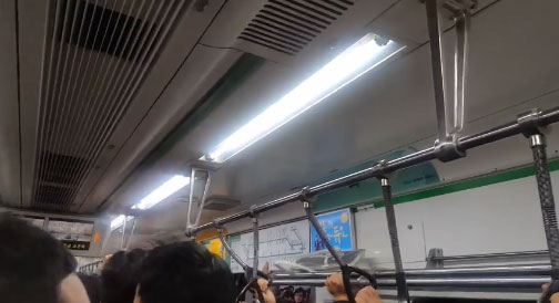 지하철 2호선 단전으로 지연운행···월요일 출근길 시민 ‘불편’