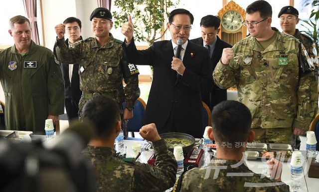 송영무 국방부장관 판문점 공동경비구역(JSA) 방문. 사진=사진공동취재단