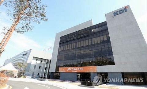 임기 남은 김준경 KDI 원장 사임··· 국책연구원장 ‘도미노’ 사퇴
