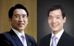 신창재 교보생명 회장(왼쪽)과 김동원 한화생명 상무.