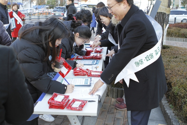 NH농협카드 임직원들이 29일 서울 중구 농협은행 본사 앞에서 ‘농업가치 헌법 반영 국민공감 서명운동’을 하고 있다.