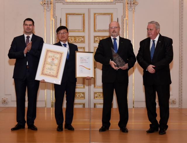현대자동차는 28일(현지시각) 체코 수도 프라하 소재 ‘프라하 캐슬(Prague Castle)’에서 열린 ‘2017 체코 국가 품질상(2017 Czech National Award for Quality)’ 시상식에서 현대차 체코공장(HMMC, Hyundai Motor Manufacturing Czech)이 최고 등급 ‘엑설런스(Excellence)’의 산업 분야에서 최우수상을 수상했다. 사진=현대자동차 제공
