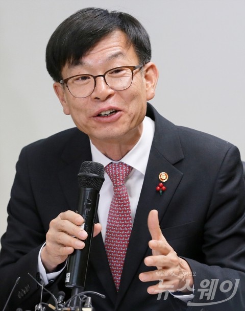 김상조 “유통업계 노력에 대해 칭찬해야”