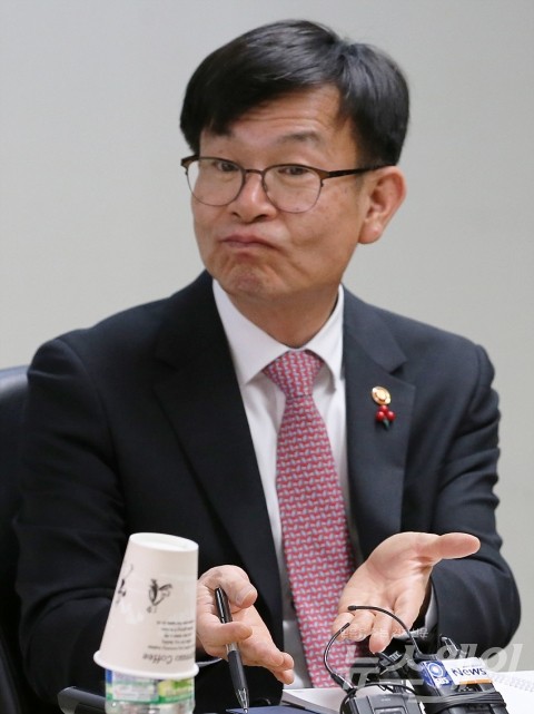 김상조 위원장, 론스타 부터 삼성까지 줄줄이 악연