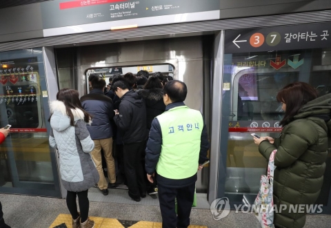 서울 지하철 9호선 파업 첫날, 열차 고장·운행 지연···‘출근길 시민 불편’