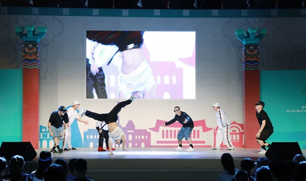 드리프터즈 크루가 '춤추는 사람이 아름답다'라는 주제로 퍼포먼스를 펼치고 있다(사진제공=경상북도)