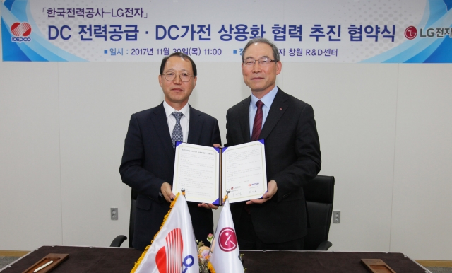 LG전자와 한국전력공사가 30일 경상남도 창원시 LG전자 창원R&D센터에서 한국전력공사 김시호 부사장(왼쪽), LG전자 H&A사업본부장 송대현 사장(오른쪽)이 참석한 가운데 DC전력 공급 및 DC가전 상용화 협력을 위한 업무 협약을 체결했다. 사진=LG전자 제공.