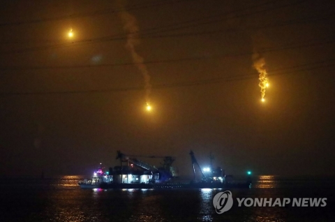 영흥도 낚싯배 전복 실종자 2명, 밤샘 수색에도 못 찾아
