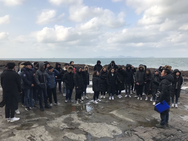 조선대학교 자원에너지공학과 최태진 교수외 대학생 50여명 부안 채석강과 적벽강 지질탐방