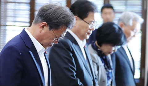 낚시배 전복사고 희생자들을 위해 묵념하는 문재인 대통령