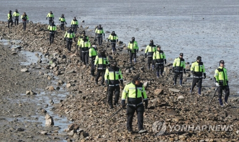 영흥도 낚싯배 실종자 2명 수색 사흘째···기상악화로 난항