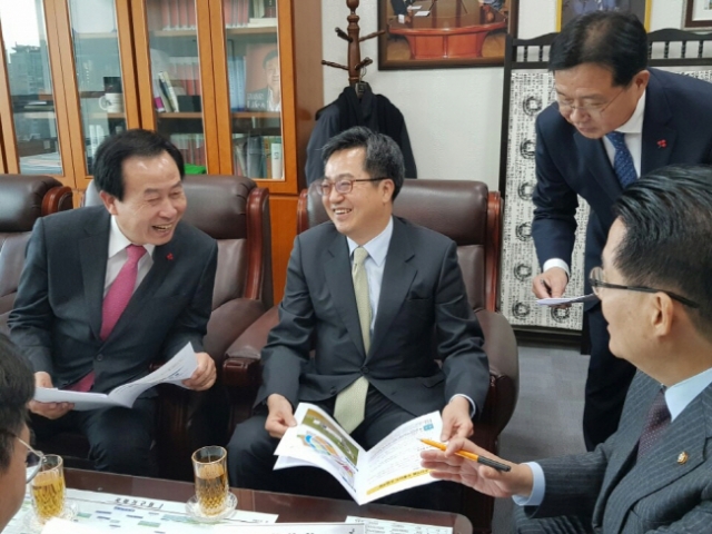 박홍률 목포시장(왼쪽)이 11월 29일 박지원 의원과 함께 국회를 방문해 김동연 경제부총리를 만나고 있다.