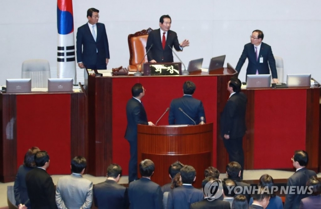 정세균 국회의장이 자유한국당 의원들과 대치하고 있다. 사진=연합뉴스 제공