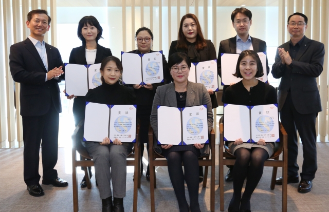 신한생명이 지난 5일 서울 중구 본사에서 진행한 소비자 보호 실천 우수자 시상식에 참석한 수상자들이 기념촬영을 하고 있다.