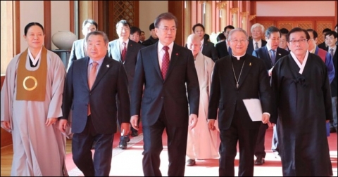 문재인 대통령, 종교지도자 만나 사면 언급··· “한다면 서민·민생 중심”