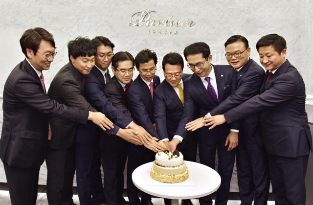 ING생명이 지난 6일 서울 중구 순화동 본사에 개설한 ‘파트너센터’에서 정문국 사장(오른쪽 네 번째)과 임직원, 보험설계사(FC) 등이 기념케이크를 자르고 있다.