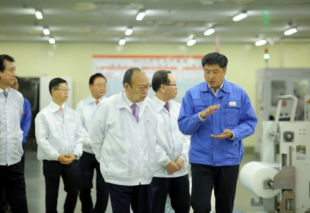 김승연 회장(가운데)이 11일 오후 중국 장쑤성 난퉁시에 위치한 한화큐셀 치둥 공장을 방문해 모듈 생산라인을 돌아보며 김상훈 전무(오른쪽 끝, 치둥 공장장)로부터 설명을 듣고 있다. 사진=한화그룹 제공