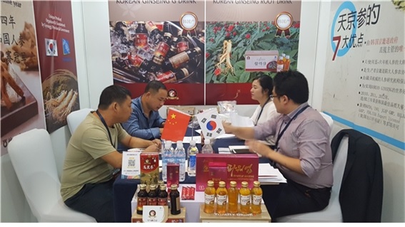2017 상하이 K-Food Fair(2017.9.21~9.22)에서 수출업체가 중국 바이어와 상담하고 있는 모습