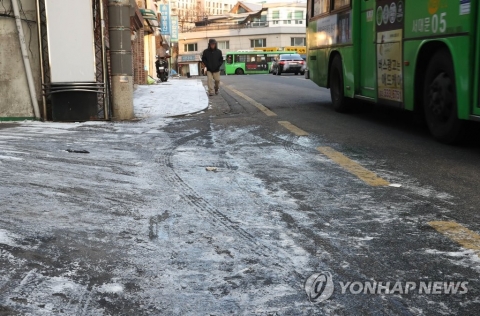 연일 맹추위 기승, 65세 이상 어르신 빙판길 낙상사고 주의···방지 요령은?