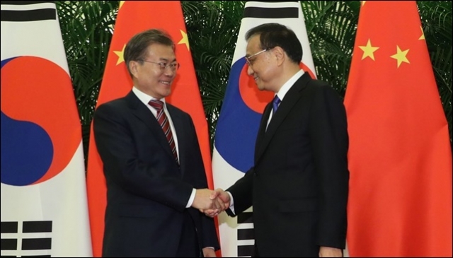 ‘사드배치’ 사라진 문재인 대통령과 리커창 중국 총리의 면담