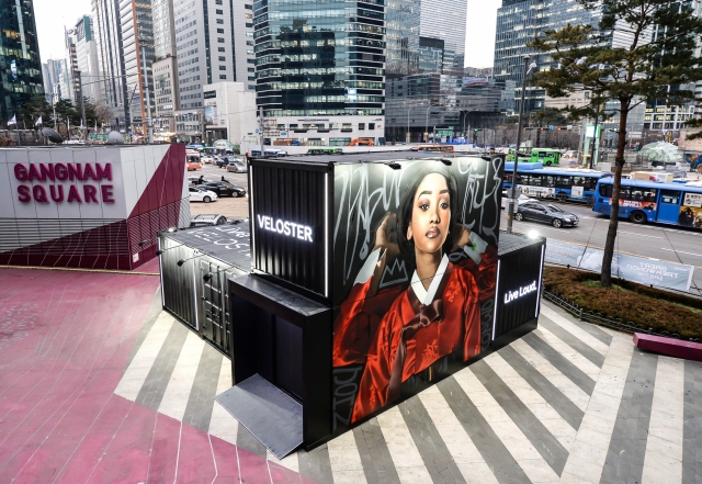 현대자동차가 16일부터 내년 1월까지 서울과 부산의 주요 핫플레이스에 ‘신형 벨로스터’를 출시 전 관람할 수 있는 이동식 프라이빗 쇼룸 ‘벨로박스(Velobox)’를 운영한다. (사진=현대차 제공)