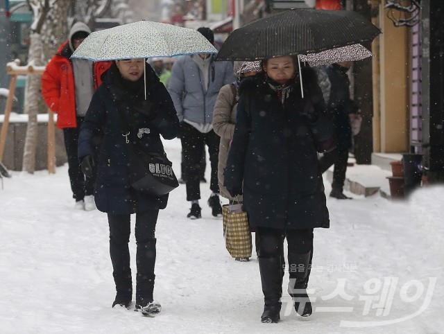 전국 흐리고 곳곳에 눈···출근길 찬바람 ‘쌩쌩’