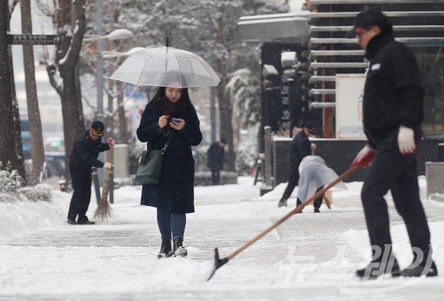 오늘 날씨, 전국 흐리고 오후부터 눈 또는 비. 사진=최신혜 기자 shchoi@newsway.co.kr