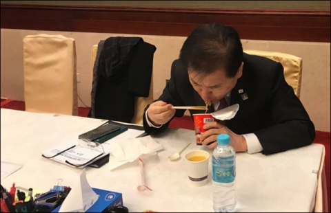 중국서 ‘컵라면’으로 끼니 때우는 정의용 안보실장