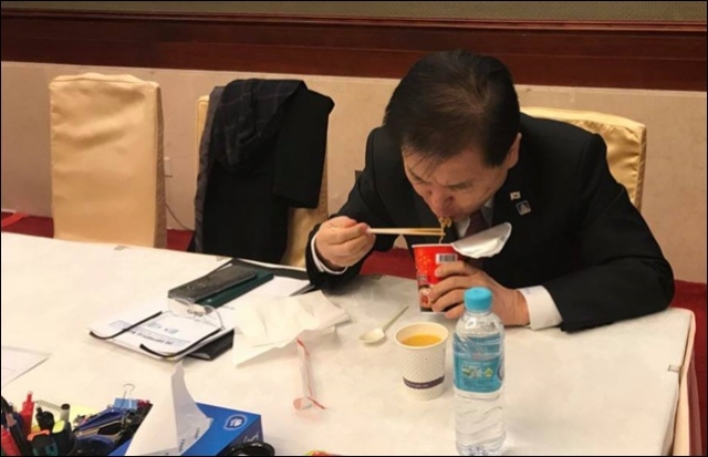 중국서 ‘컵라면’으로 끼니 때우는 정의용 안보실장. 사진=청와대 페이스북 제공