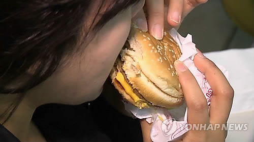 편의점 햄버거, 나트륨·지방 함량 1일 기준치 절반 사진 = 연합뉴스 제공