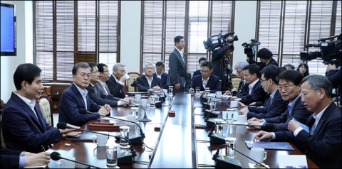 문재인 대통령 “경제 거시지표 좋아지고 있지만··· 청년실업은 ‘걱정’”