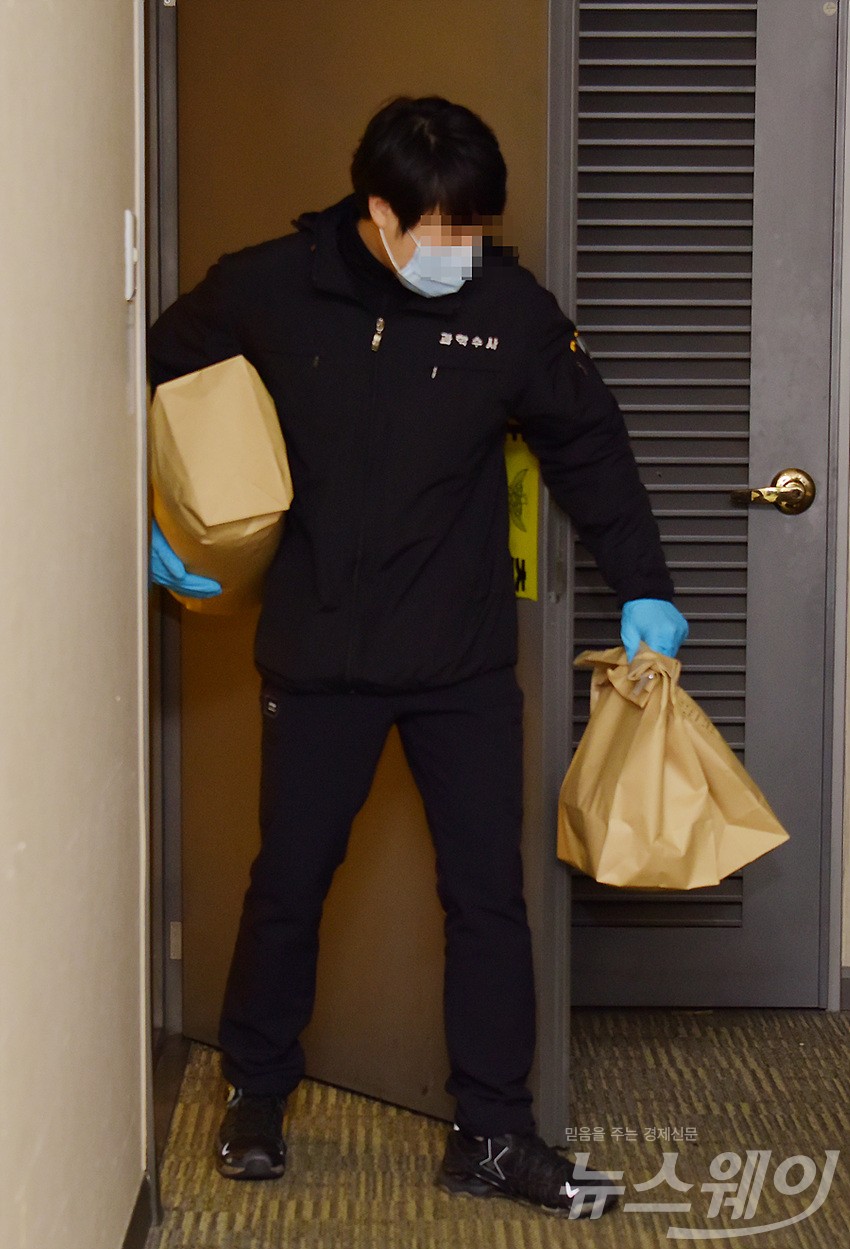 [NW포토]샤이니 종현 사망, ‘유류품 수집해 가는 경찰 관계자’