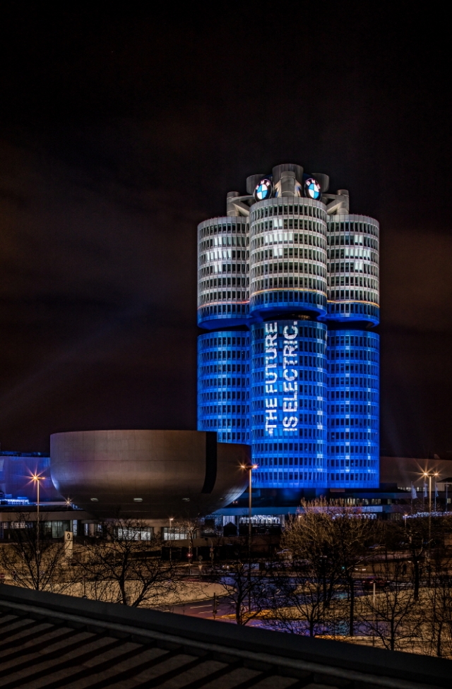 BMW 그룹이 2017년 순수 전기차 및 플러그인 하이브리드 차량을 포함한 전기화 차량(electrified vehicles) 10만대 판매를 달성하는데 성공했다. 이를 기념해 뮌헨 BMW 그룹 본사 건물에는 99미터 높이의 조명상징물이 설치됐다. (사진=BMW 그룹 코리아 제공)