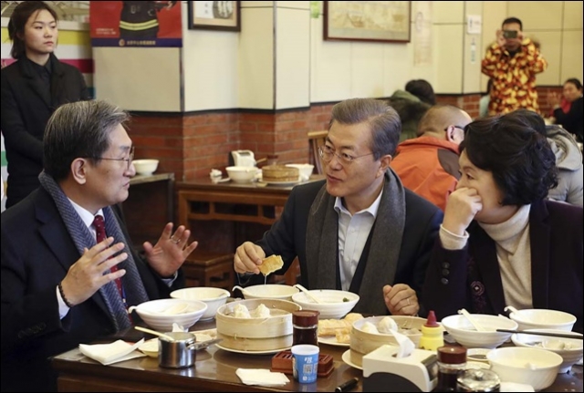 문재인 대통령이 국빈 방중 당시 중국 내 평범한 식당에서 식사하는 모습. 사진=쳥와대 제공