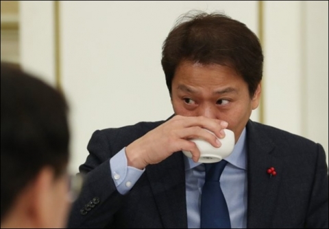 임종석 비서실장의 UAE 왕세제 접촉, 모호한 답변만 내놓는 청와대