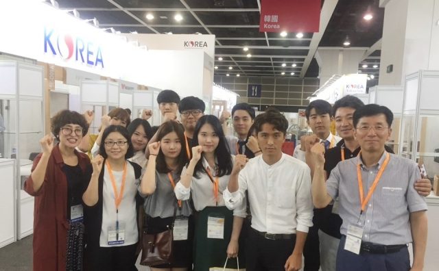 최동오 목포대 GTEP사업단장이 학생들과 국외 박람회에 참가해 기념촬영하고 있다.