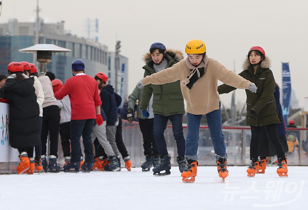 [NW포토]‘아장아장’ 스케이트 즐기는 시민들