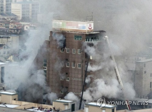 충북 제천 스포츠센터 건물 화재···1명 사망·10여명 부상·20여명 구조 중