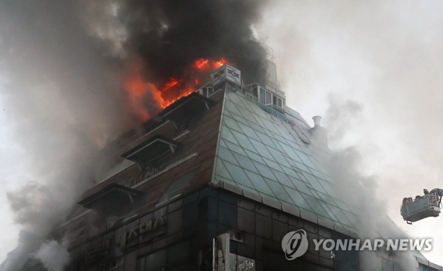 지난 21일 충청북도 제천의 한 스포츠센터에서 화재가 발생했다. 사진 = 연합뉴스 제공