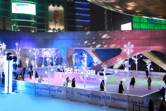현대자동차가 2018 평창동계올림픽 성공 개최에 대한 염원과 국민적 호응을 이끌어 내고자 22일 서울 동대문 디자인 플라자(이하 DDP)에 ‘현대차 Light Up 아이스링크’를 개장했다. (사진=현대차 제공)