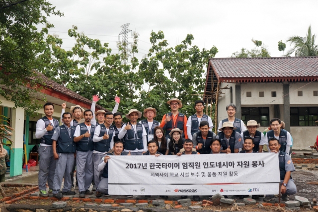 한국타이어가 인도네시아 브카시(Bekasi) 지역 메달초등학교에서 어린이들의 교육 환경을 개선하는 봉사활동을 진행했다. (사진=한국타이어 제공)