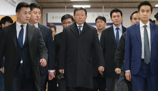 서울중앙지법 형사합의24부(김상동 부장판사)는 22일 신동빈 롯데그룹 회장에게역 1년8개월에 집행유예 2년을 선고했다.