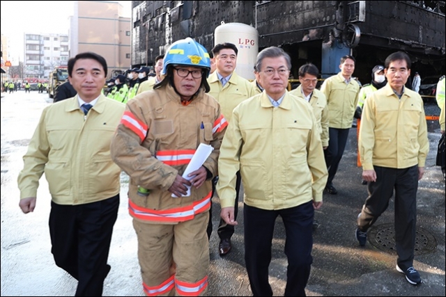 문재인 대통령이 22일 제천 화재현장을 방문한 모습. 사진=청와대 제공
