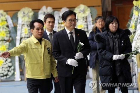 여야 원내대표, 제천 화재참사 합동분향소 조문