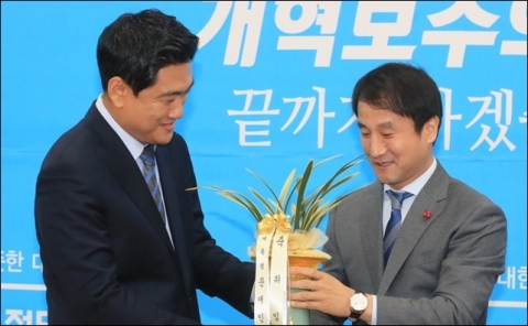 靑 정무수석 ‘UAE 방문’ 작심 해명··· 명암 갈린 한국당·바른정당