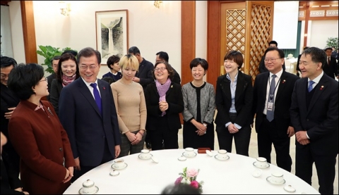 ‘국가주도’ 저출산 대책 손보는 文대통령··· ‘사람중심’ 패러다임 구사