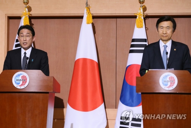 지난 2015년 12월 28일 윤병사 당시 외교부장관(오른쪽)과 기시다 후미오 일본 외무상이 일본군 위안부 협상 최종 타결을 발표한 모습. 사진 = 연합뉴스 제공